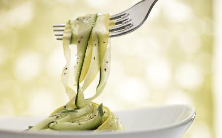 Letnia sałatka z cukinii z szynką i serem mozzarella