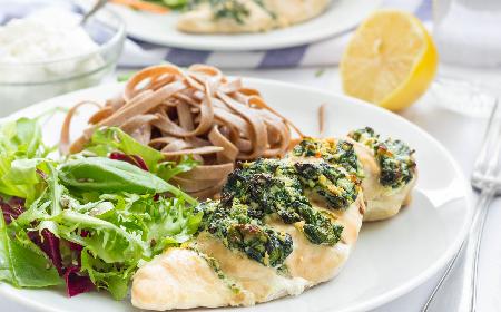 Pierś kurczaka à la hasselback - nacinana i nadziewana, szybko pieczona