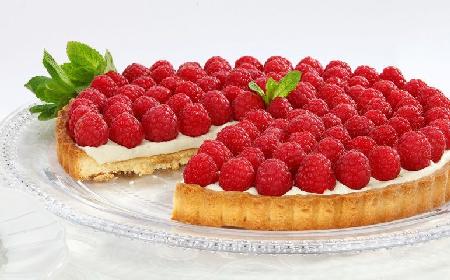 Tarta z malinami: przepis na ciasto owocowe na kruchym spodzie