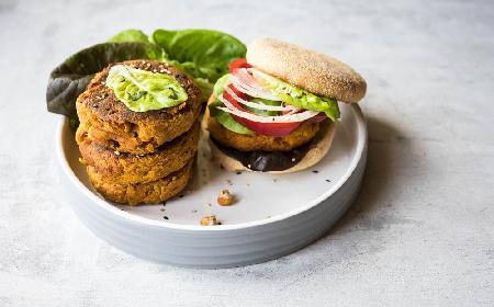 Oszczędne burgery z ciecierzycy i sera feta