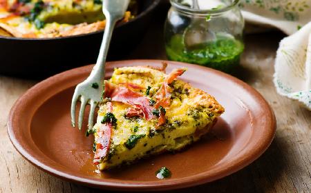 Omlet biszkoptowy z pesto i szynką: łatwy przepis z piekarnika na wytrawny grzybek