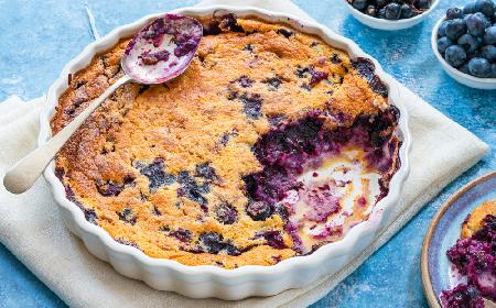 Lekki placek z borówkami: przepis na clafoutis z borówką amerykańską