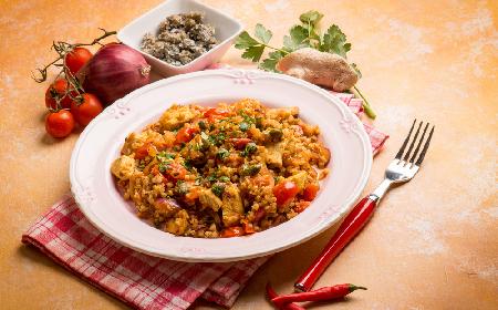 Ryż z kurczakiem w pomidorowym sosie - przepis na oszukane, szybkie risotto
