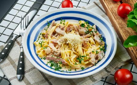 Kurczak w śmietanie z parmezanem - szybkie danie z efektem