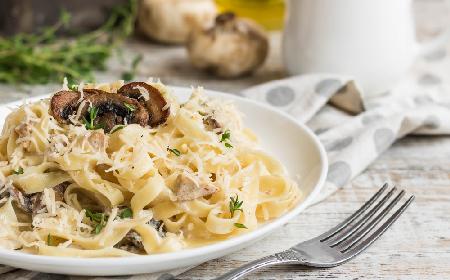 Makaron z pieczarkami w sosie jogurtowym: łatwy przepis na obiad z pieczarkami