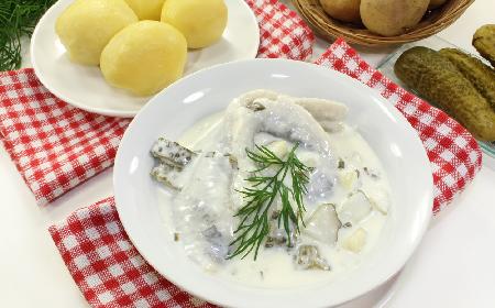 Zimna zupa śledziowa z gorącymi ziemniakami: łatwy przepis na tradycyjne danie