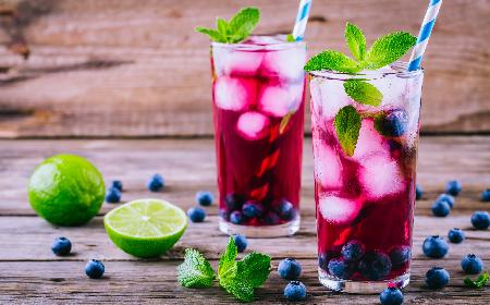 Lemoniada jagodowa z wanilią i miętą - przepis na orzeźwiającą lemoniadę