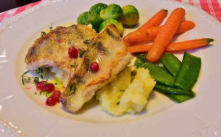 Smażony sandacz z sosem cytrynowym, koperkiem i puree - przepis na obiad