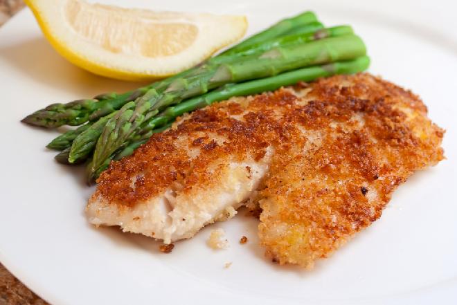 Tilapia pieczona w panierce z parmezanem