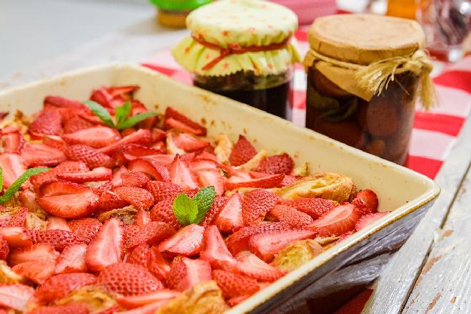 Czerstwe ciasto drożdżowe z owocami
