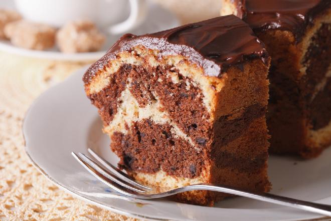 Marmurkowa babka z likierem Baileys: eleganckie ciasto na rodzinne spotkanie