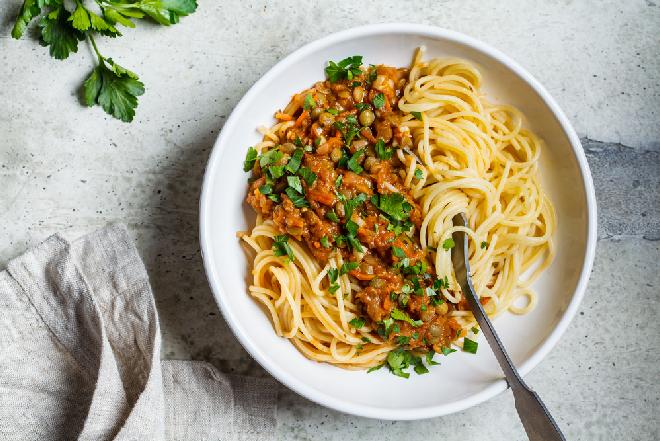 Makaron z wegańskim bolognese z soczewicą w 20 minut: pyszny, łatwy, sycący