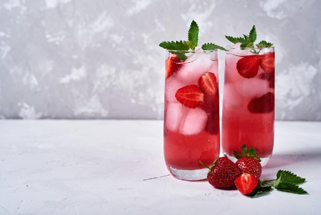 Orzeźwiająca lemoniada truskawkowa: przepis na truskawkowe virgin mojito