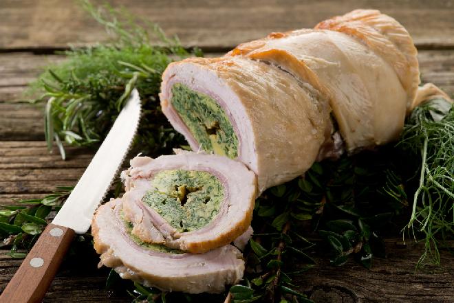 Indycza rolada z serowo-koperkowym nadzieniem: wykwintny obiad, elegancka przystawka