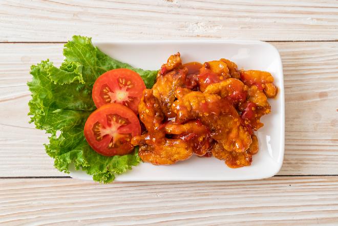 Ryba w chrupiącej panierce i ostrym sosie chili - lepsza niż