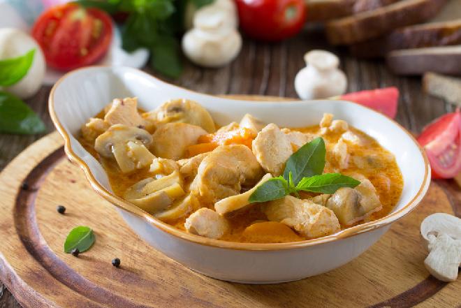 Kremowe ragout z piersi kurczaka i cienkiej kiełbasy z pieczarkami