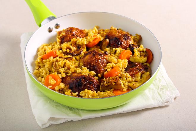 Udka z kaszą bulgur i warzywami - proste danie z nutą Orientu
